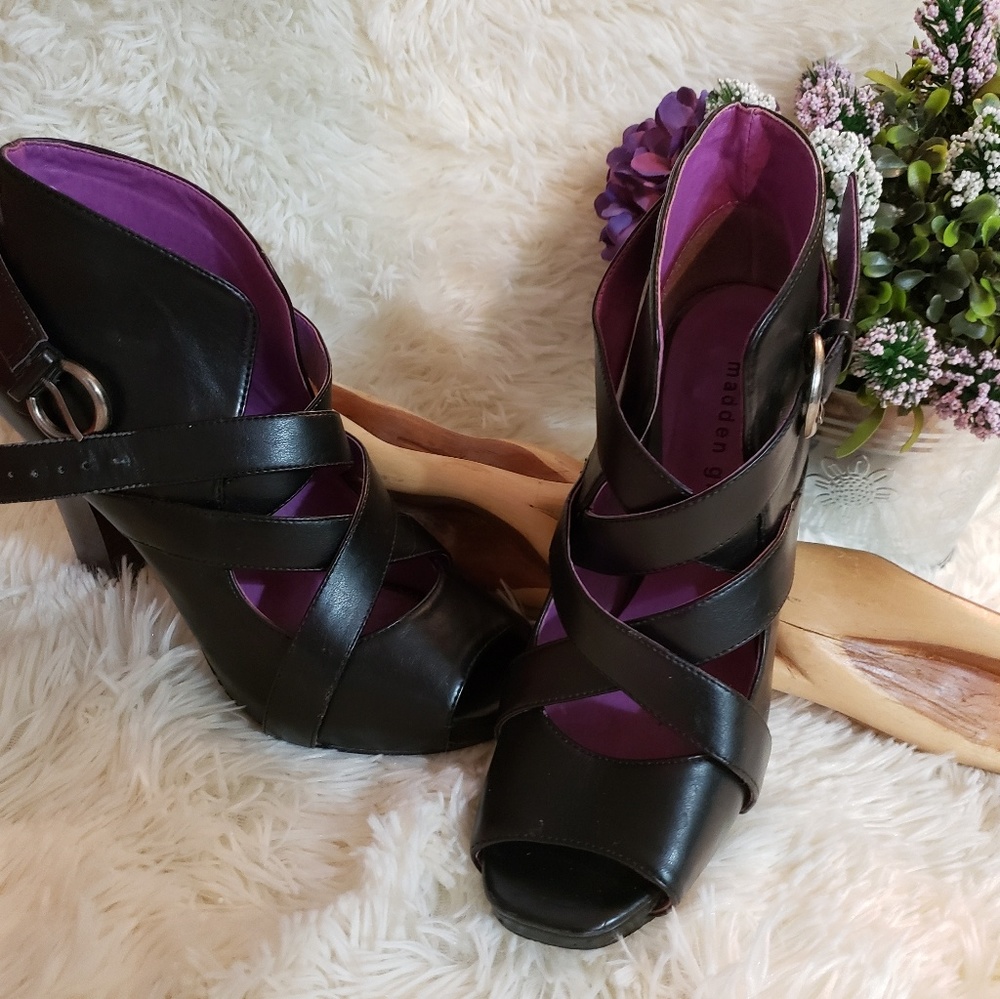 EUC Steve Madden stappy sandals, black, size 8